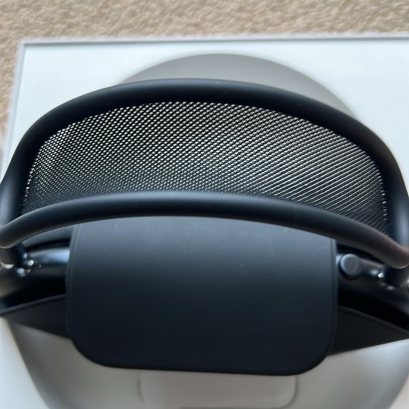 Apple AirPods Max (color Midnight) model A3184 - Picture 12 of 14